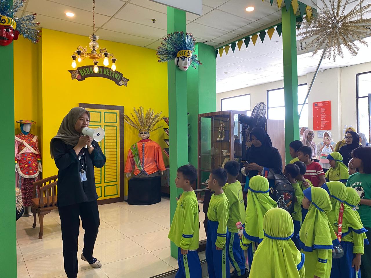 Wisata LiterAsyik Ke Perpustakaan Jakarta Timur Bersama TK Al Istiqomah